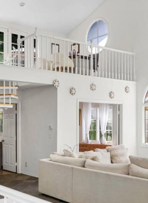 Stunning Mediterranean Mansion In Laurel Canyon ลอสแอนเจลิส ภายนอก รูปภาพ