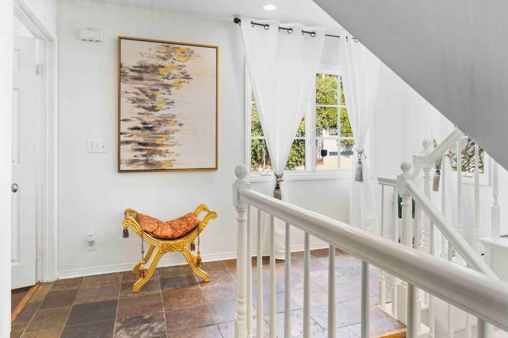 Stunning Mediterranean Mansion In Laurel Canyon ลอสแอนเจลิส ภายนอก รูปภาพ