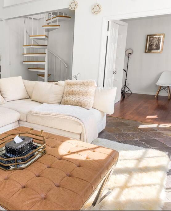 Stunning Mediterranean Mansion In Laurel Canyon ลอสแอนเจลิส ภายนอก รูปภาพ