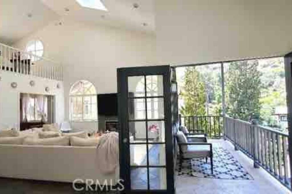 Stunning Mediterranean Mansion In Laurel Canyon ลอสแอนเจลิส ภายนอก รูปภาพ