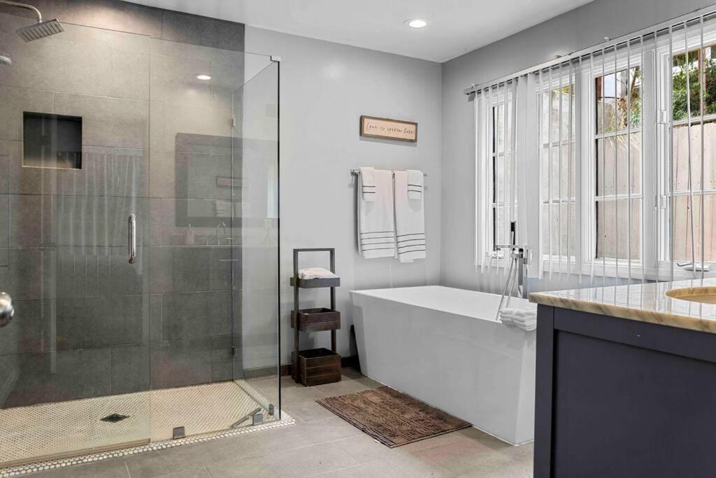 Stunning Mediterranean Mansion In Laurel Canyon ลอสแอนเจลิส ภายนอก รูปภาพ