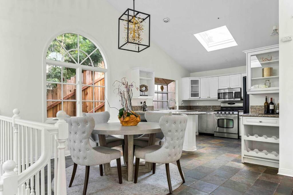 Stunning Mediterranean Mansion In Laurel Canyon ลอสแอนเจลิส ภายนอก รูปภาพ